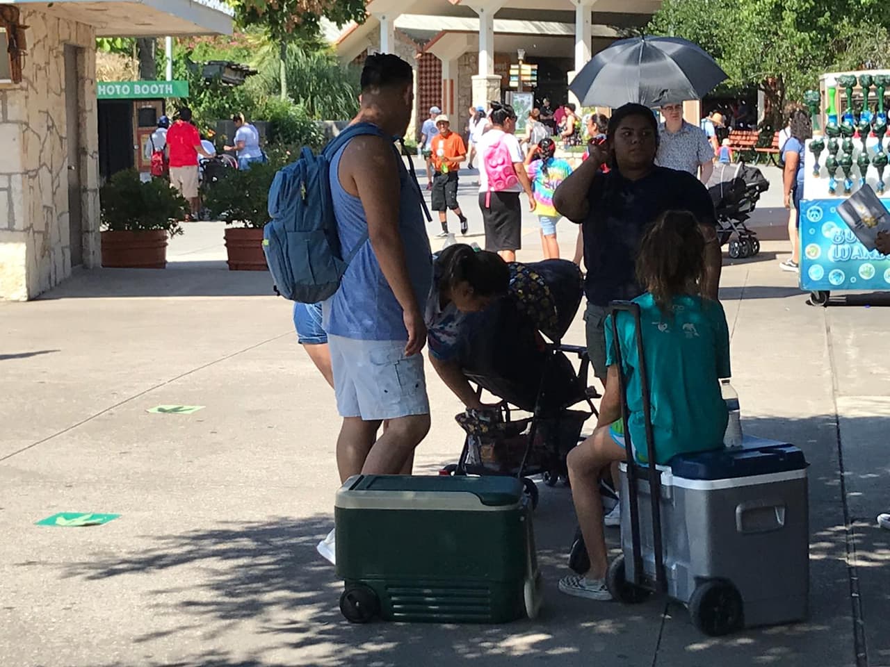 Algunos decidieron ir muy bien preparados ante el fuerte calor del día.