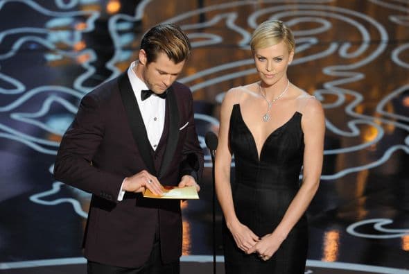 Los actores Chris Hemsworth y Charlize Theron en la celebración de los "scar en el Hollywood & Highland Center el 2 de marzo de 2014, en Hollywood, California.