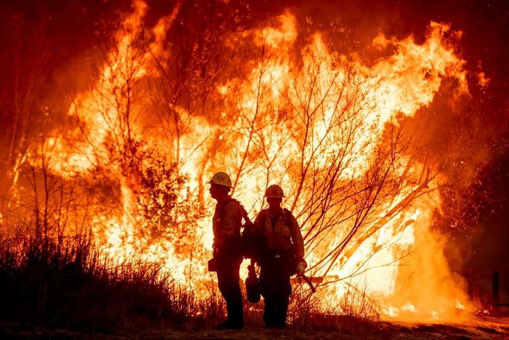 Cuadrilla trabajando el jueves en el incendio Kenneth. (AP Photo/Ethan Swope)