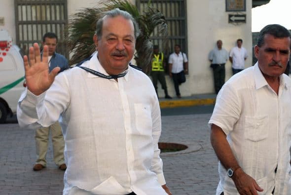 El biógrafo oficial de Carlos Slim, José Martínez, asegura que el 25% de su fortuna lo destina a obras benéficas por medio de sus fundaciones.