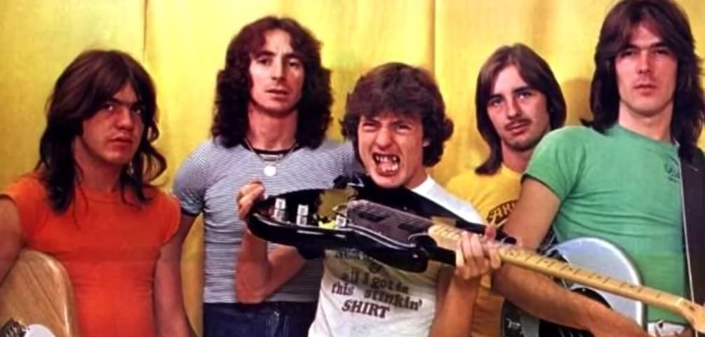 George Young confesó en una entrevista que cuando se fundó la banda en 1973, no sabían que
<b> </b>AC/DC es también el término de una expresión australiana que se utiliza para llamar a un bisexual.