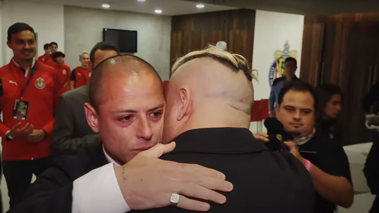 ¡No contuvo las lágrimas! Chicharito llora en el vestidor de Chivas
