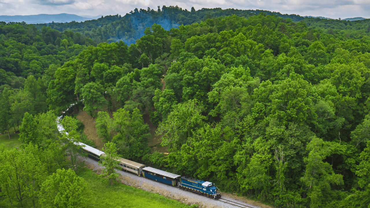 La primera etapa de la aventura lleva a los pasajeros en un viaje de una hora a las pintorescas ciudades hermanas de McCaysville, Georgia y Copperhill, Tennessee, ubicadas en lo profundo de las montañas en la frontera de cada estado.