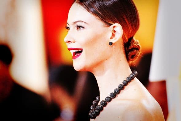 La esposa del cantante Adam Levine, Behati Prinsloo fue una de las más sexys de la noche con un 'look' sofisticado.