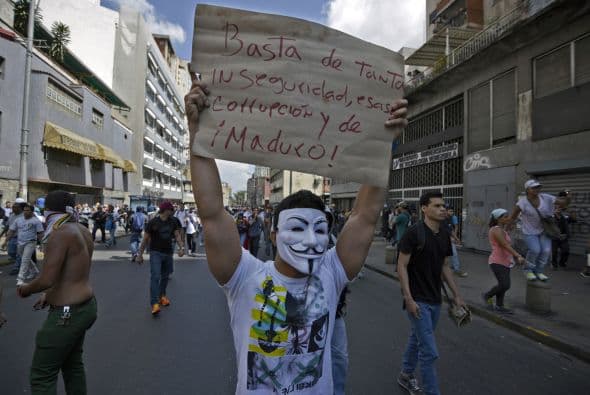 Los estudiantes marchan con pancartas contra el régimen de Nicolás Maduro.