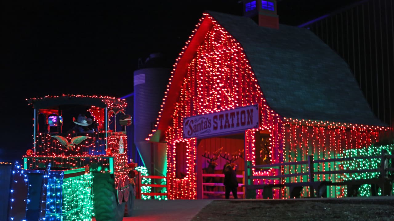 Una manada de renos, a la entrada del granero que aloja la estación de Papá Noel, dan el recibimiento a los visitantes, pero al interior siguen las sorpresas.