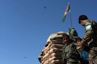 Soldado afgano en el aeropuerto de Jalalabad 