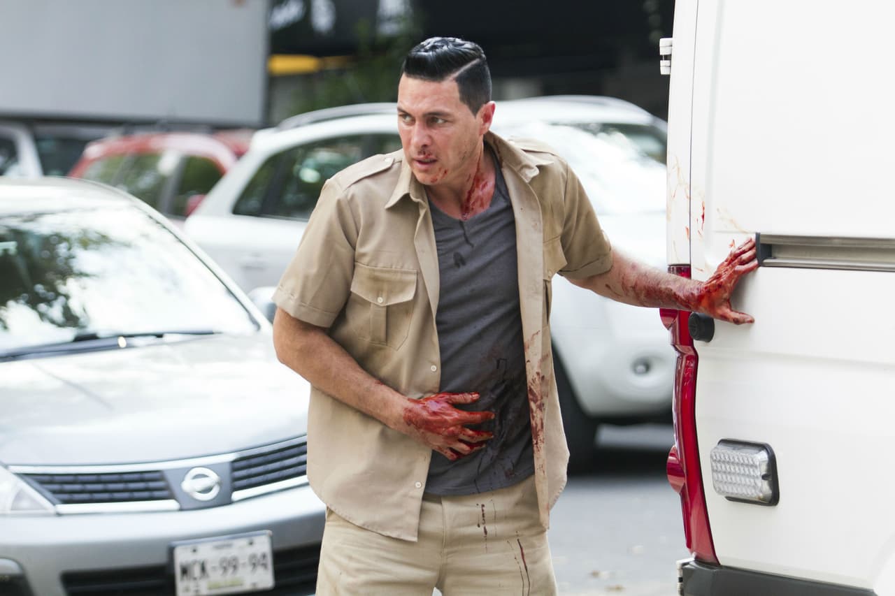 Tras resultar herido en el 
<b><a href="http://www.univision.com/series/la-piloto/yolanda-impidio-que-el-cartel-de-las-sombras-asesinara-a-john-video">intento de 'El Cártel de las Sombras' por asesinar a John</a></b>, Mena aprovechó una distracción de los guardias y huyó de la cárcel.