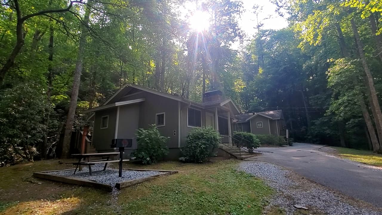 Para quienes opten por quedarse más de un día, el parque también cuenta con un hotel de montaña y cabañas regulares.