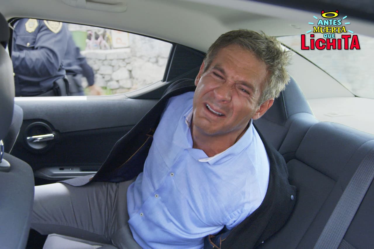 La policía detiene a Roberto por haber raptado a Mateo.