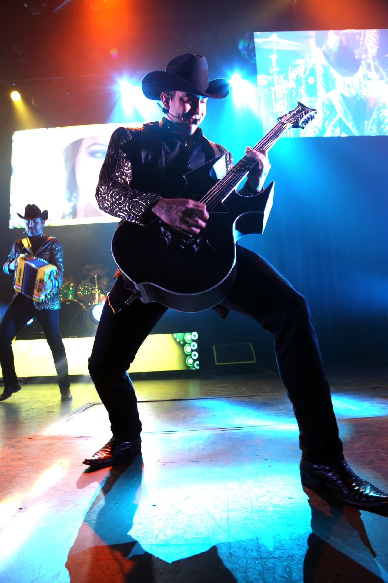 Mientras que Armando prefiere 'Javier de los Llanos' y Erick le sube a todo volúmen a 'Qué tiene de malo', tema que realizaron a dueto con El Komander.