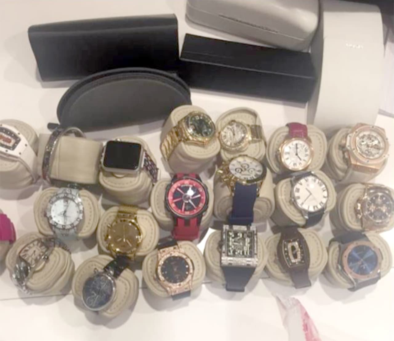 La policía encontró más de una decena de relojes de lujo, algunos de hasta casi 300,000 dólares.