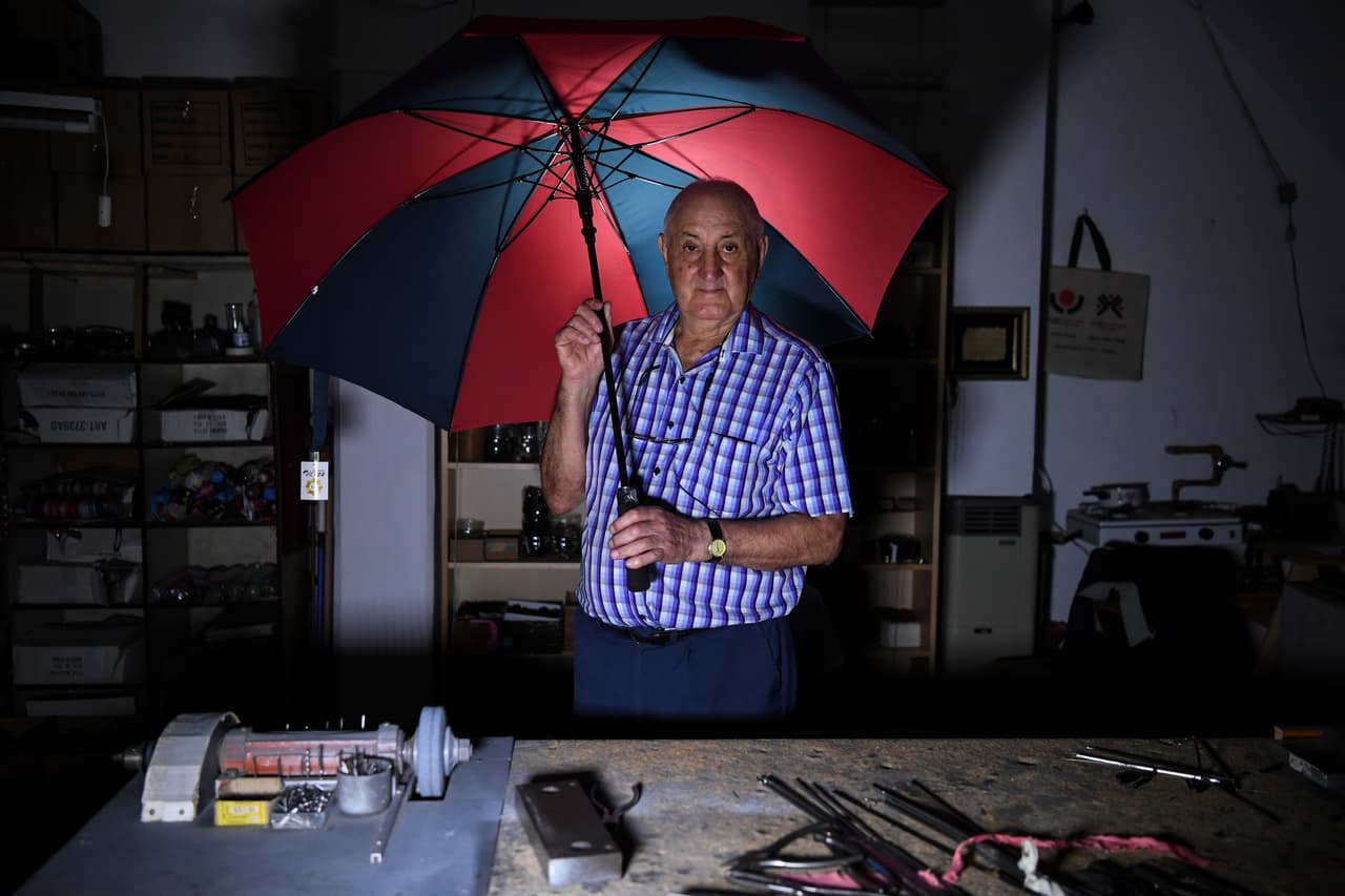 <b>Reparador de paraguas, Argentina. </b>Elías Fernández, de 87 años, ha reparado sombrillas desde 1955. Los paraguas fueron alguna vez un artículo de lujo. Ahora los fabrican en masa, más baratos y prácticamente desechables.