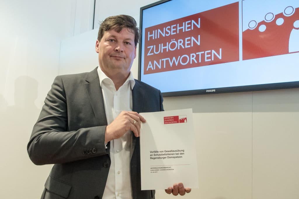 Más de 500 niños fueron víctimas de abusos en un coro católico en Alemania en más de 45 años, según informe 