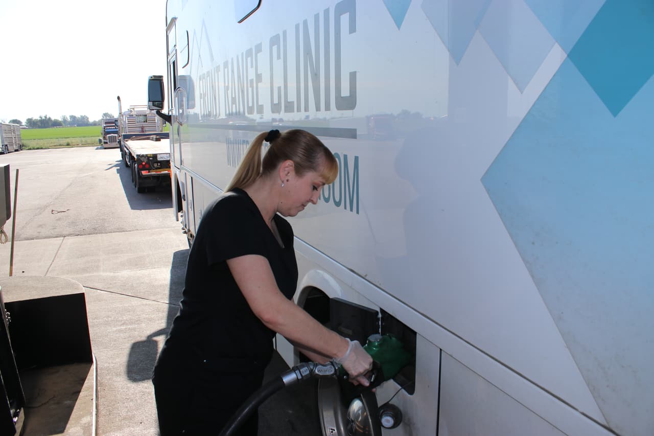 Cada autocaravana cuenta con una enfermera, un consejero y un especialista, todos capacitados para conducir una clínica sobre ruedas de 34 pies de largo. "Cuando fui a la escuela de enfermería nunca pensé que acabaría haciendo esto", comentó la enfermera Christi Couron, mientras bombeaba 52 galones de diesel en la autocaravana.