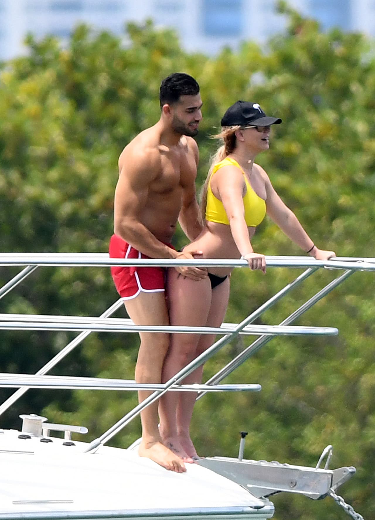 Sam sostuvo de la cadera a Britney Spears y se notaba que disfrutaban la improvisada sesión fotográfica.