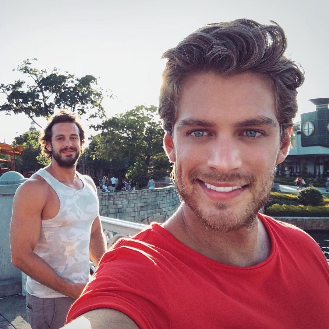 "Vive para ti, sonríe y disfruta tu vida", fue el mensaje que mandó 
<b>Polo</b> junto a esta imagen, que hasta el momento reporta más de 50 mil 'likes'. Recordemos que hace casi un año los actores fueron objeto de un fuerte escándalo tras publicarse algunas fotos comprometedoras.