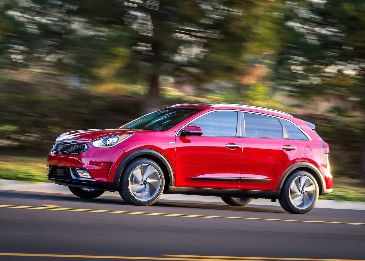 <b>SUV pequeña:</b> 
<b><a href="http://www1.univision.com/noticias/pruebas-de-manejo/a-prueba-el-kia-niro-hybrid-2017" target="_blank">Kia Niro</a></b>
<br>
<br>Esta pequeña camioneta híbrida coreana ofrece comodidad y utilidad para cinco pasajeros con buena calidad y eficiencia en el consumo. Suena como una fórmula ganadora, ¿cierto? Sus compradores parecen creer que si.
<br>
<br>Finalistas:
<br>- Buick Encore (empate)
<br>- Kia Sportage (empate)