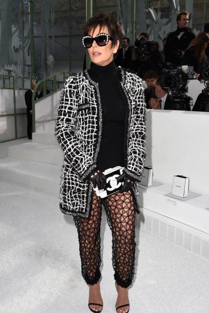 Estas fotos comenzaron a dar la vuelta al mundo por el arrojo y atrevimiento de doña Kris, que se siente tan, taaaan, juvenil como sus hijas Kardashian. ¿Será signo de la crisis de la mediana edad?