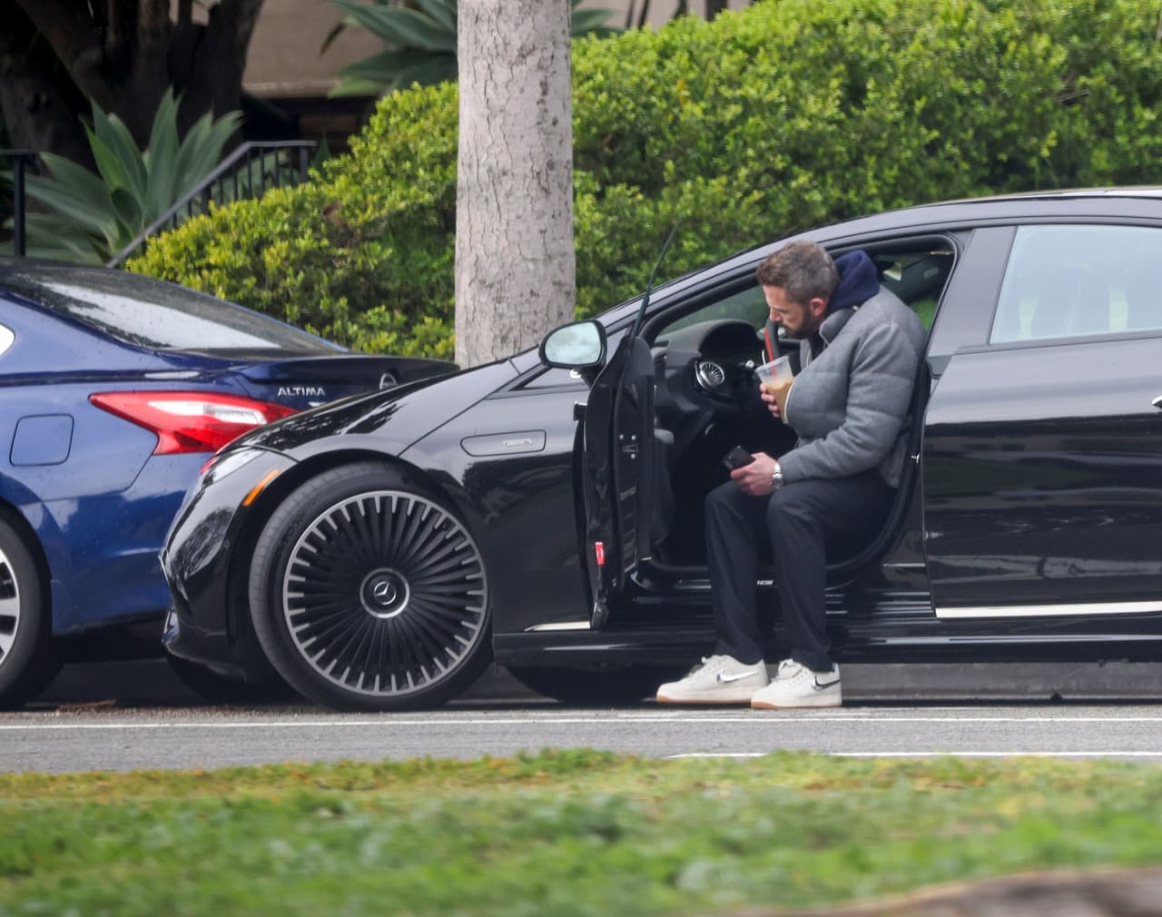 Los paparazzi captaron el momento en que el actor batalló para conseguir salir de ese espacio sin causar daños a los autos que lo tenían atrapado. 
<br>