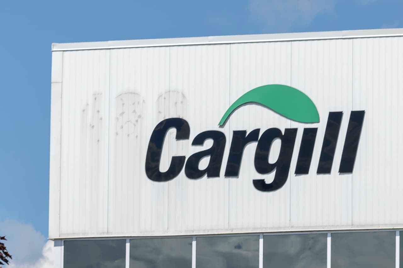 <b>Puesto 11. Familias Cargill y MacMillan</b>
<br>
<b>Compañía: </b>Cargill
<br>
<b>Patrimonio: 51,600 millones de dólares</b>
<br>Generaciones: 6
<br>Industria: alimentos
<br>Establecida en: Minneapolis, Minnesota
<br>
<br>El conglomerado de empresas Cargill incluye compañías de productos agrícolas, energía, acero, transporte, cría de ganado y servicios financieros. Obtuvo ingresos de más de 134,000 millones de dólares en el último año. Fue fundada en 1865 por William W. Cargill, quien comenzó con un almacén de granos en Conover, Iowa.