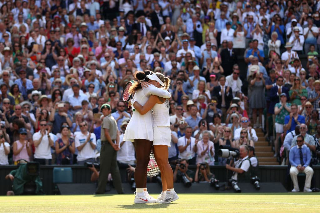 El abrazo entre las finalistas luego de la gran final que tuvo cupo completo de espectadores en la Cancha Central de WImbledon.