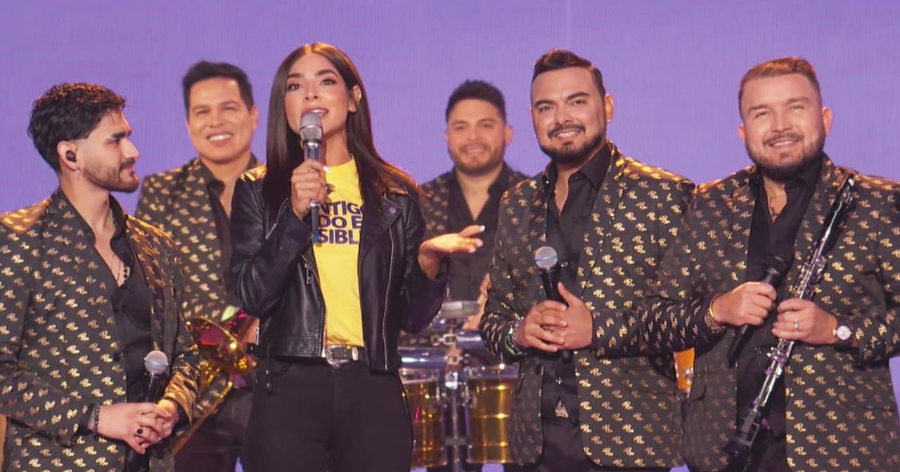 <b>La Banda El Recodo</b> no podía faltar con su apoyo en una ocasión tan especial y también los vimos encender el escenario al ritmo de su éxito '¿Qué Tienen Tus Palabras?'. 
<b>Poncho Lizárraga</b> invitó a todos sus admiradores a que "se mochen" para ayudar al TeletonUSA.