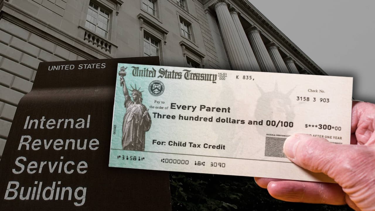 <b>◼️ Pagos de impacto económico y reclamo del Crédito de recuperación de reembolso</b>
<br>
<br>Las personas que no calificaron para el tercer 
<a href="https://www.irs.gov/es/coronavirus/economic-impact-payment-information-center">pago de impacto económico</a> o que no recibieron el monto total pueden ser elegibles para el 
<a href="https://www.irs.gov/es/newsroom/recovery-rebate-credit">crédito de recuperación de reembolso</a> según su información tributaria de 2021. Tendrán que presentar una declaración de impuestos de 2021, incluso si no suelen hacerlo, para reclamar el crédito.
<br>
<br>“Lo que tienen que hacer es indicarle al IRS cuando presente su declaración de impuestos del año 2021 decirle que no lo recibieron. Es más, va a estar esa pregunta en el formulario 1040, les van a preguntar si recibieron su Pago de Impacto Económico, ahí contestan ‘sí o no’, y el IRS, procederá, si reúnen todos los requisitos a prepararles ese cheque y enviárselos”, explica Treviño en entrevista con Noticias Univision 14.