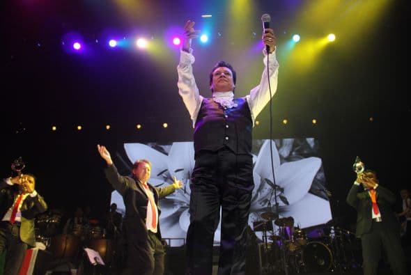 El Divo de Juárez, Juan Gabriel, hizo retumbar Phoenix con su música, su voz y sus bailes, enloqueciendo a miles de fans que llenaron el US Airways Center. Con un "¡Viva México!", Juanga arrancó su gira de conciertos del tour "Volver" ante un auditorio repleto que respondió con la misma pasión. Este ícono mexicano deleitó al público con sus grandes éxitos como "Querida", "El Noa Noa", "Inocente pobre amigo," y "Amor Eterno" entre muchos otros. El cantante se entregó por entero a sus seguidores, quienes cantaron, bailaron, lloraron y hasta aprovecharon para tomarse una selfie en un espectáculo que fue divertido y emotivo a la vez.