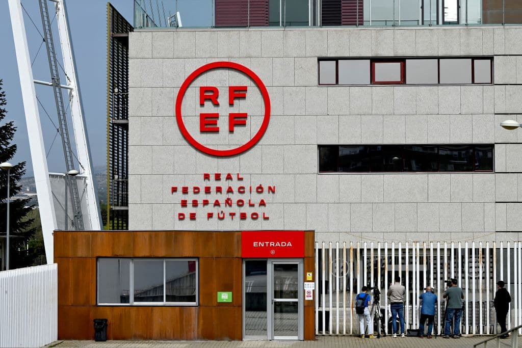 Registran la Federación Española de Futbol por contratos irregulares 