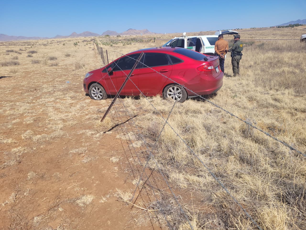 En Sonoita, 
<b>cuatro inmigrantes fueron sorprendidos</b> al intentar escapar dentro de este vehículo Fiesta rojo.