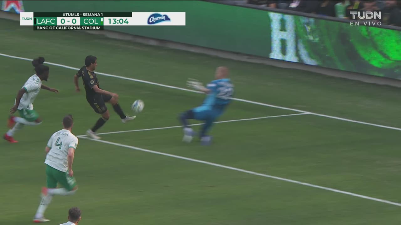 ¡La tuvo Carlos Vela! Yarbrough se le quita el gol con un manotazo