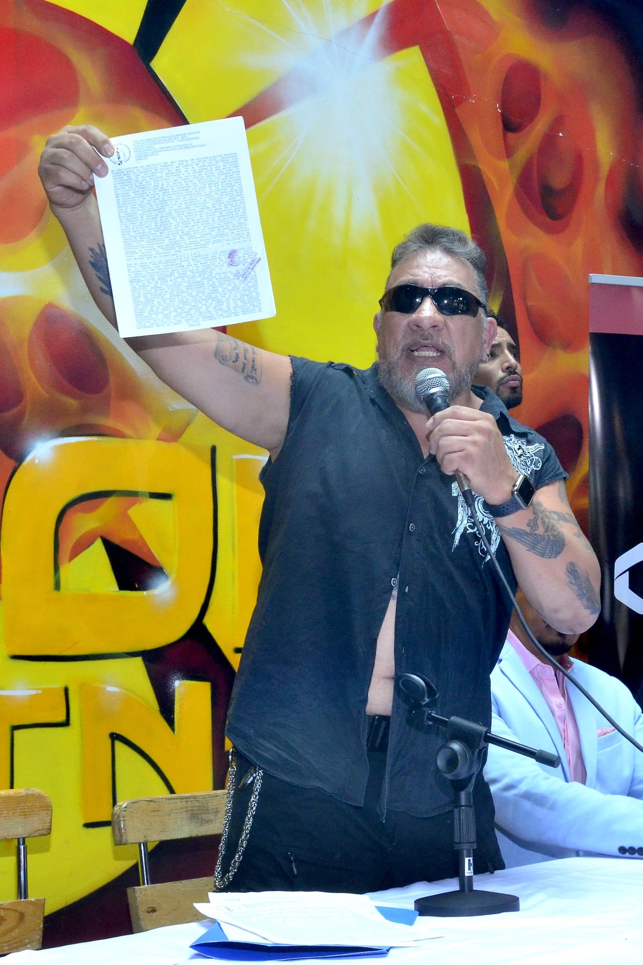 Posteriormente, el ‘cazafantasmas’ también mostró las dos órdenes de restricción que le interpuso Adame, después del primer y fallido intento de llevar a cabo una pelea entre los dos.