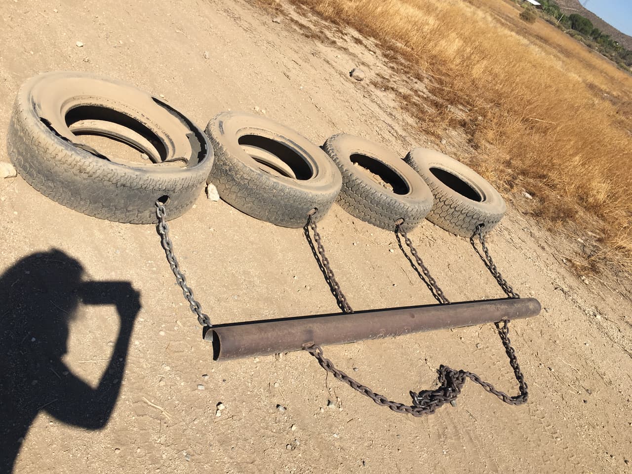 Las llantas, un elemento del lado estadounidense, son utilizadas por los agentes de la Patrulla Fronteriza para barrer la tierra para que sea más fácil detectar huellas de los inmigrantes, según explicaron Gleeson y Mihelic.