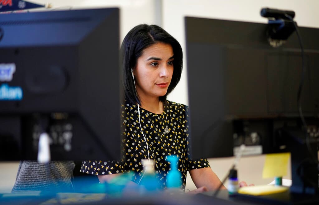 La maestra Juliana Urtubey trabaja en su oficina en la escuela primaria Kermit R Booker.