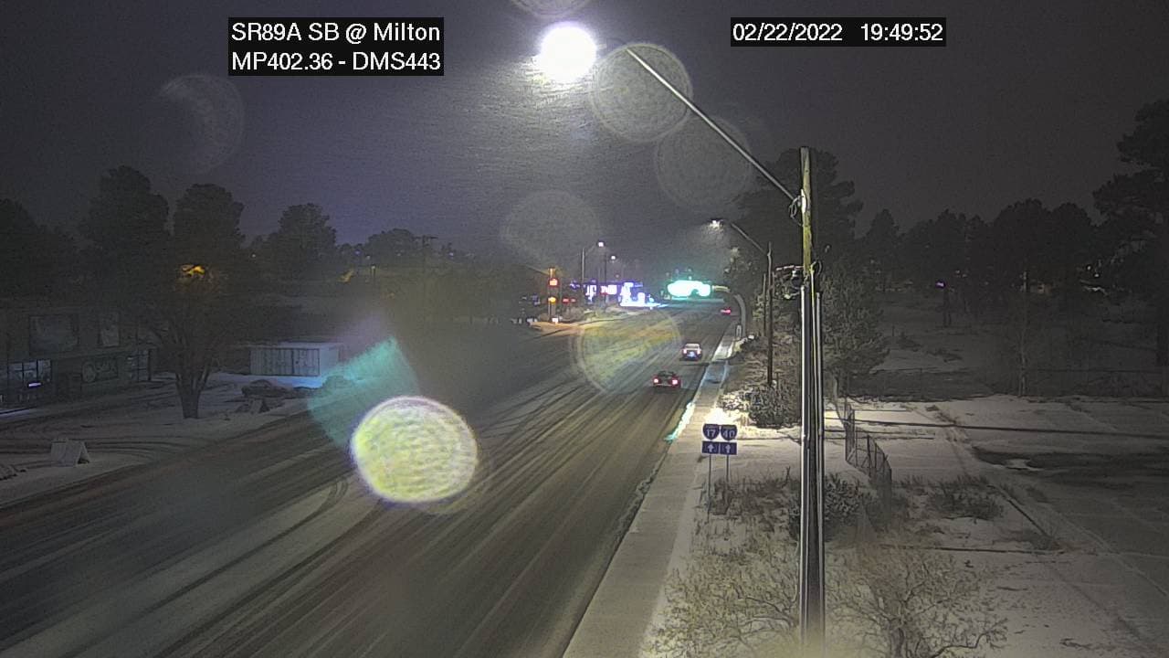 <b>Esto es lo que debe tener en su automóvil en caso de que tenga que conducir bajo este clima extremo:</b>
<br>-Un celular cargado completamente y un cargador
<br> -Bufandas, guantes, calcetines.
<br> -Lleve agua, al menos un litro por persona
<br> -Alimentos saludables como “snacks”.
<br> -Medicamento recetado, si es que tiene.
<br> -Lámpara con baterías extra
<br> -Cables para batería
<br> -Un pica-hielo.
<br> -Bolsa con arena, para la tracción de las llantas
<br> -Pala para remover nieve.