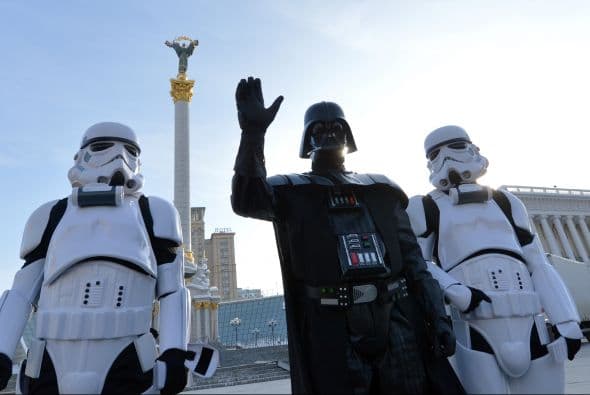 En el periodo previo a las elecciones el señor Vader hizo aquellas cosas que se esperaban de un político para recabar votos.