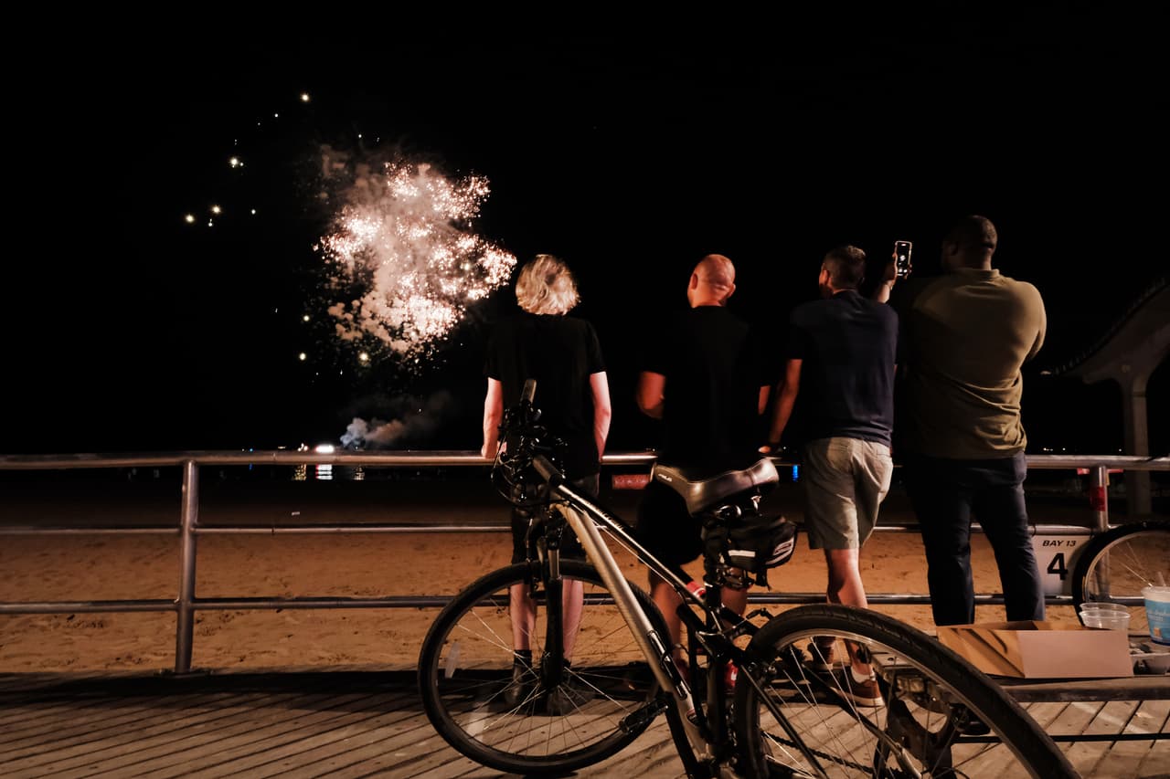 “Al reimaginar el show de este año, la idea de llevar elementos a muchas partes de nuestra ciudad natal resonó con nuestro equipo y socios en la ciudad de Nueva York", dijo Susan Tercero, productora ejecutiva de 
<b><a href="https://www.univision.com/local/nueva-york-wxtv/video-nyc-celebrara-4-de-julio-en-conjunto-con-macys-video">Macy's 4th of July Fireworks</a></b>. 
<br>