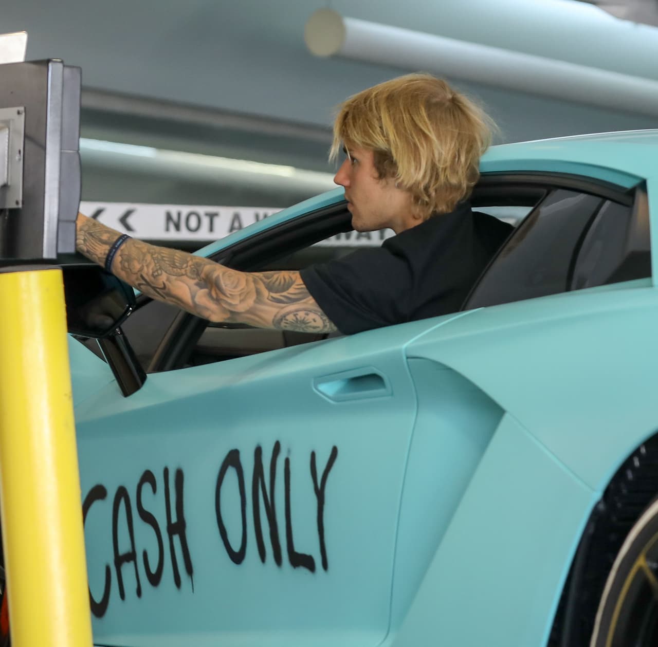 Justin Bieber se retiró a bordo de su Lamborghini azul turquesa de 400,000 dólares, que además tiene pintada la frase 'Cash Only'.