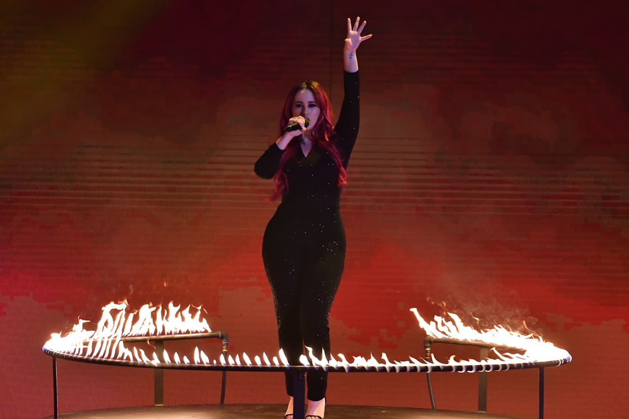 Al obtener la mayoría de votos y librarse de la eliminación, Wanda López fue la primera participante en tomar el escenario de Reina de la Canción.