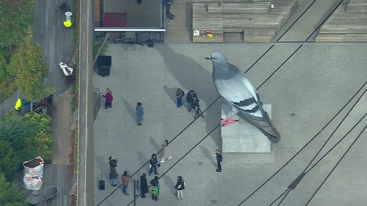 Es obra del escultor colombiano, pero avecindado en Francia, Iván Argote.
<br>