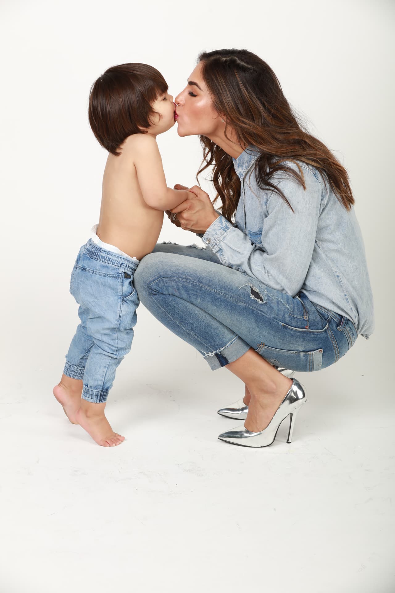 Matteo disfruta del mar y de los juegos mecánicos. Alejandra procura que su hijo sea feliz a cada instante.