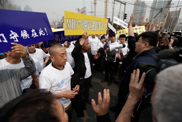 También había algunas pancartas que decían "Malaysia Airlines, dinos la verdad".