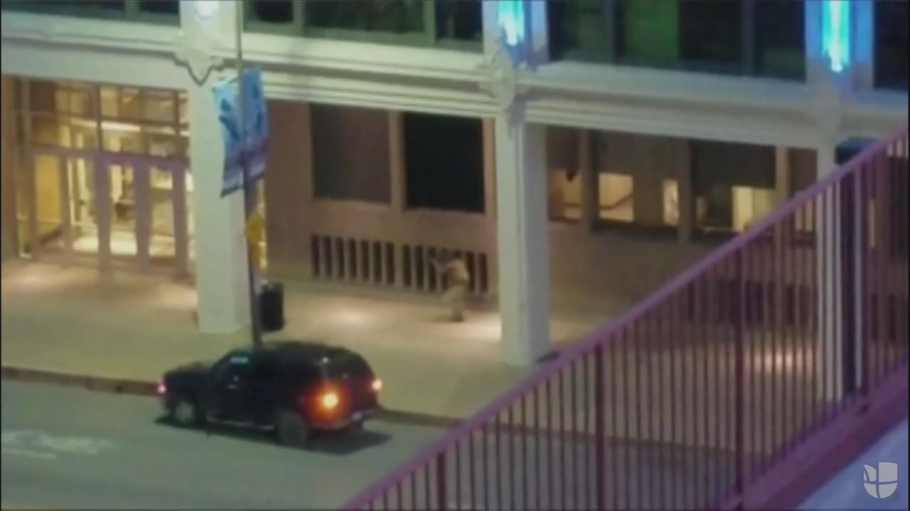 Video muestra al atacante del tiroteo de Dallas cuando disparaba contra policías