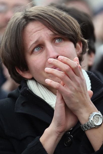 "Ha sido muy emocionante sentirle en vivo, venimos desde Tierra Santa haciendo una peregrinación para escuchar a Benedicto XVI y me ha gustado escuchar su voz que, a pesar de que él diga que está mayor, aún suena fuerte", confesó emocionada la colombiana Cecilia Taborda.