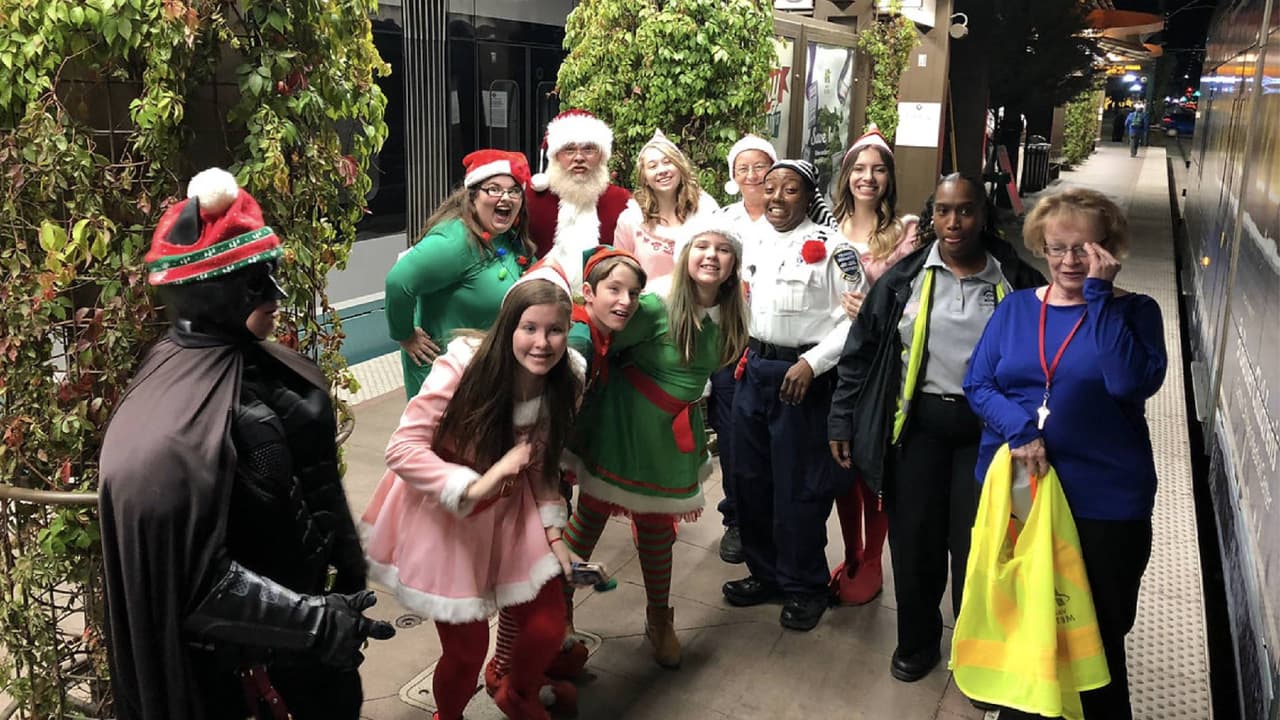Y recuerda que los fines de semana de diciembre podrás viajar en el tren ligero gratuitamente de 5 a 10 p.m. cuando vaya a las festividades a lo largo de Merry Main Street.