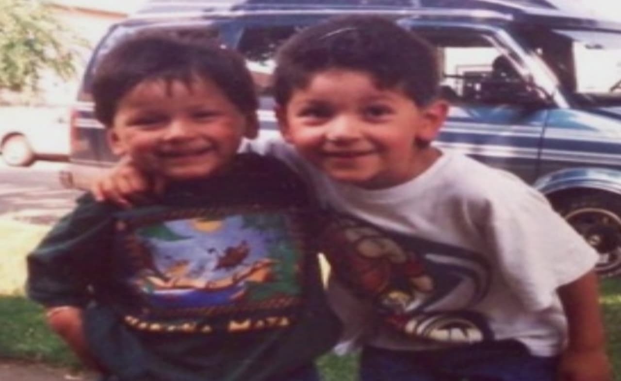 Joven latino se convierte en policía luego de ver morir a su hermanito asesinado por presuntos pandilleros en Illinois