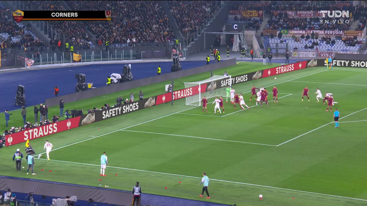 ¡TIRO ATAJADO! disparo por Ermedin Demirovic.