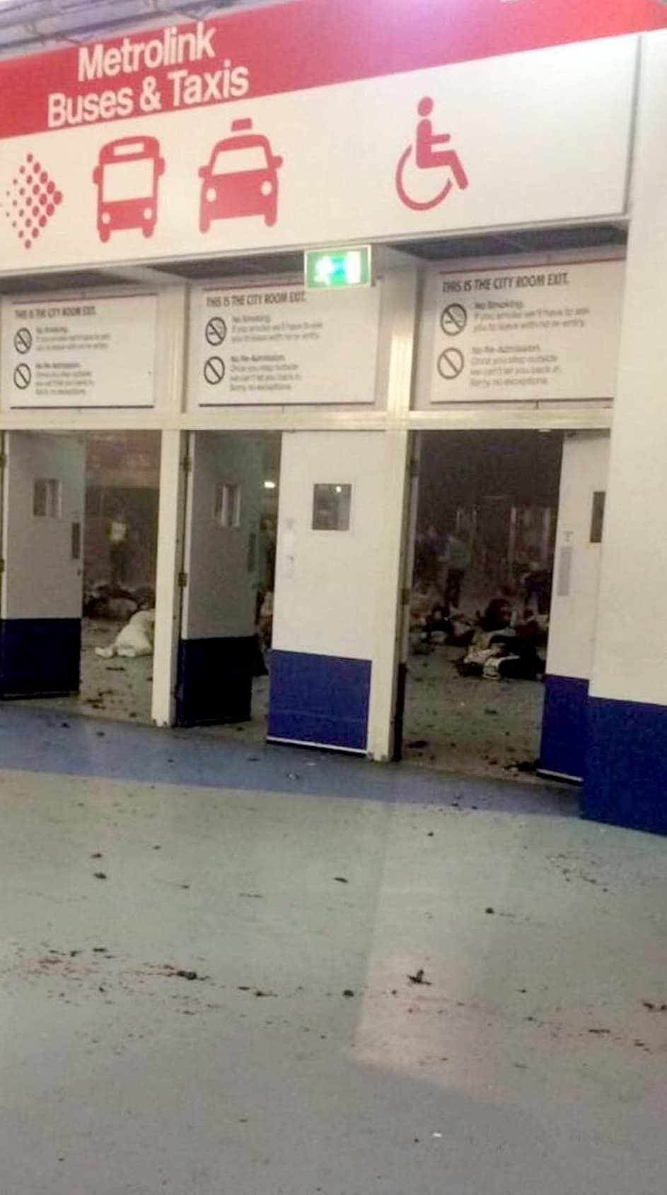 Las evidencias forenses recogidas determinaron que 
<b>el atacante murió al detonar un artefacto artesanal</b>, que según la primera ministra May explotó "cerca de una de las salidas del lugar".