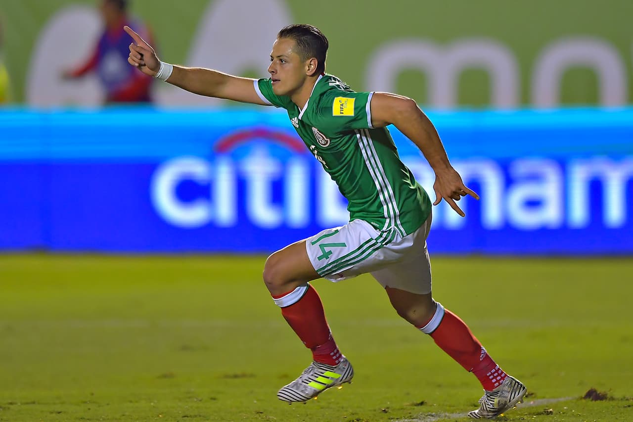 Con la llegada de David Moyes a la dirección técnica del West Ham, la situación de 'Chicharito' Hernández parece complicarse pese a su recién arribo al equipo. Si a esto le sumamos sus lesiones y las declaraciones del dueño del equipo donde se dice arrepentido de su contratación, es factible pensar que el futuro del mexicano podría estar lejos de su equipo actual.